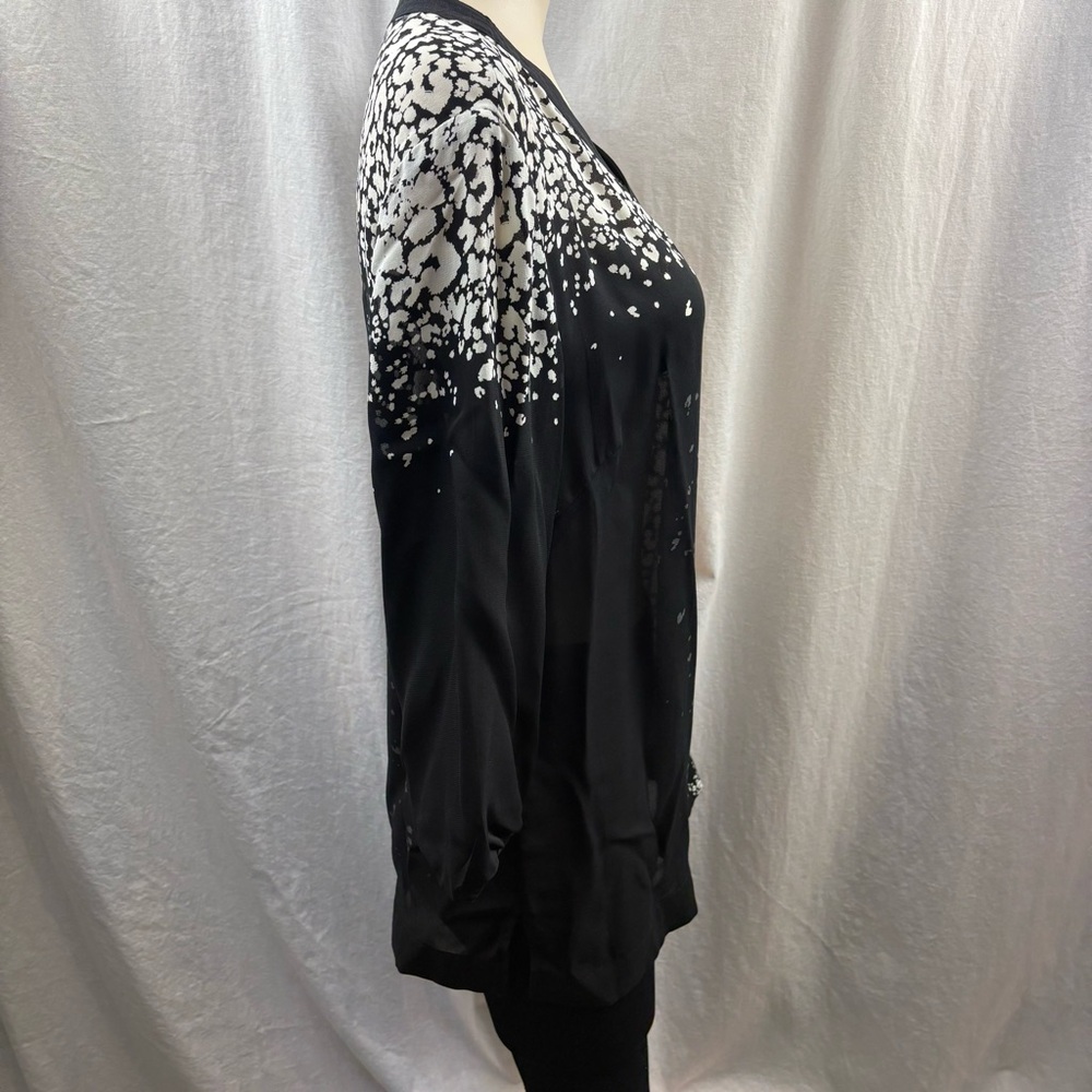 Amber Sun Silk Black, White & Grey Print V-Neck Blouse L - Picture 4 of 9